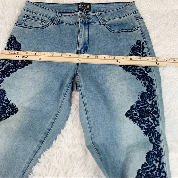 A.Z.I mid rise back floral embroidered blue jeans light wash - Picture 4 of 11